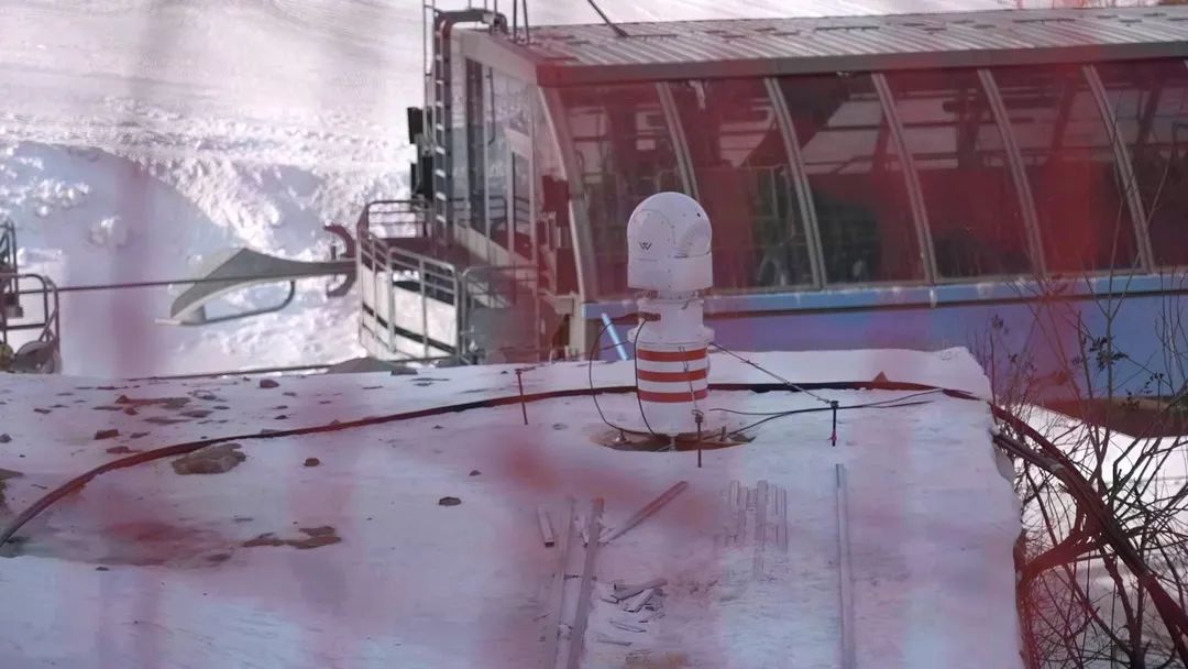 設(shè)在坡面障礙技巧和大跳臺(tái)雪道旁的激光測(cè)風(fēng)雷達(dá)。氣象部門供圖