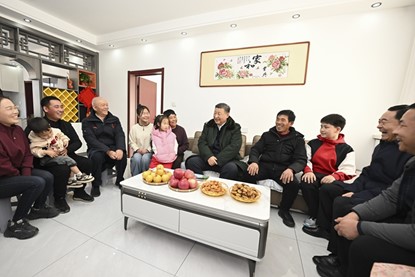 1月22日至24日，中共中央總書(shū)記、國(guó)家主席、中央軍委主席習(xí)近平冒著嚴(yán)寒來(lái)到遼寧，看望慰問(wèn)基層干部群眾。這是22日下午，習(xí)近平在葫蘆島市綏中縣明水滿族鄉(xiāng)祝家溝村考察時(shí)，同村民王寶維一家圍坐一起拉家常。新華社記者 謝環(huán)馳 攝