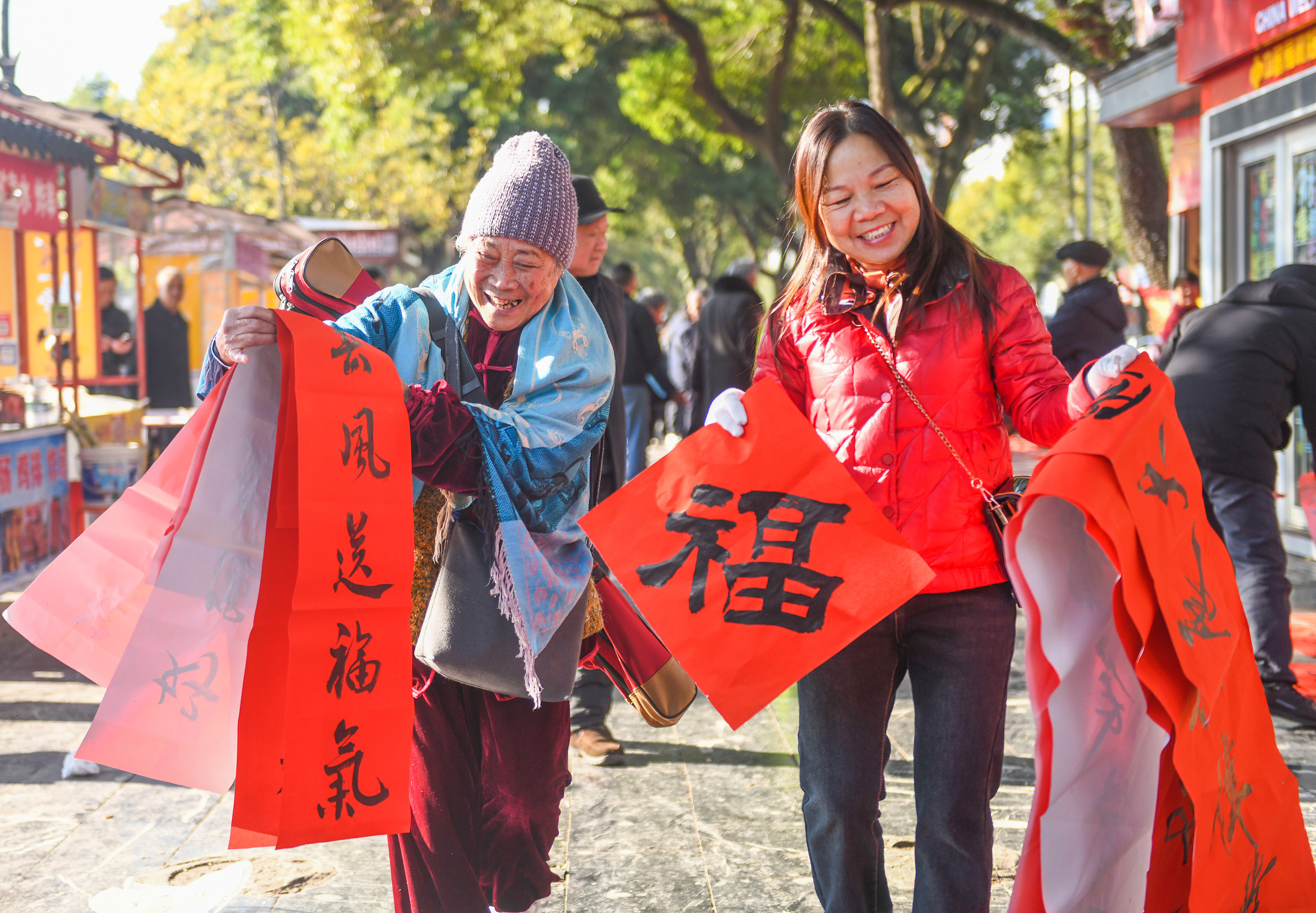 2025年1月13日，在湖南省永州市道縣西洲公園義工崗?fù)?，市民們領(lǐng)到了書(shū)法志愿者為大家書(shū)寫(xiě)的春聯(lián)。