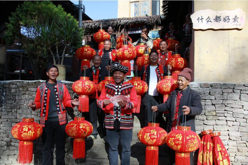 云南騰沖司莫拉佤族村村民歡歡喜喜過(guò)新年。