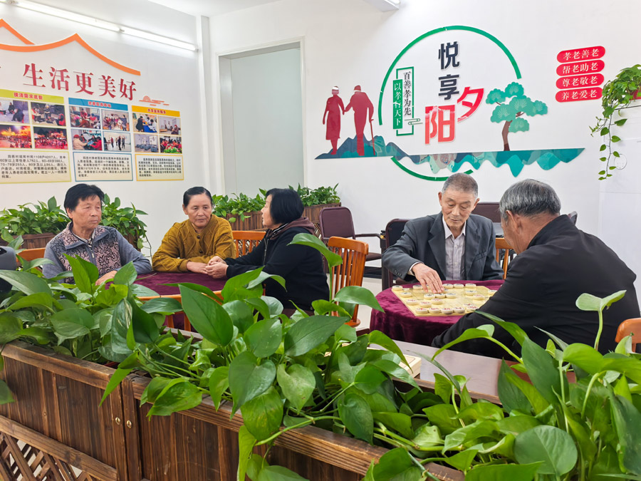圖為湖北省咸寧市嘉魚縣潘家灣鎮(zhèn)四邑村養(yǎng)老服務(wù)驛站一角（2024年11月5日攝）。新華社記者 肖藝九 攝