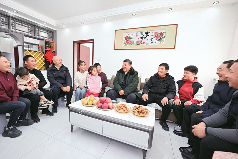 2025年1月22日至24日，中共中央總書記、國(guó)家主席、中央軍委主席習(xí)近平冒著嚴(yán)寒來到遼寧，看望慰問基層干部群眾。這是22日下午，習(xí)近平在葫蘆島市綏中縣明水滿族鄉(xiāng)祝家溝村考察時(shí)，同村民王寶維一家圍坐一起拉家常。 新華社記者 謝環(huán)馳/攝