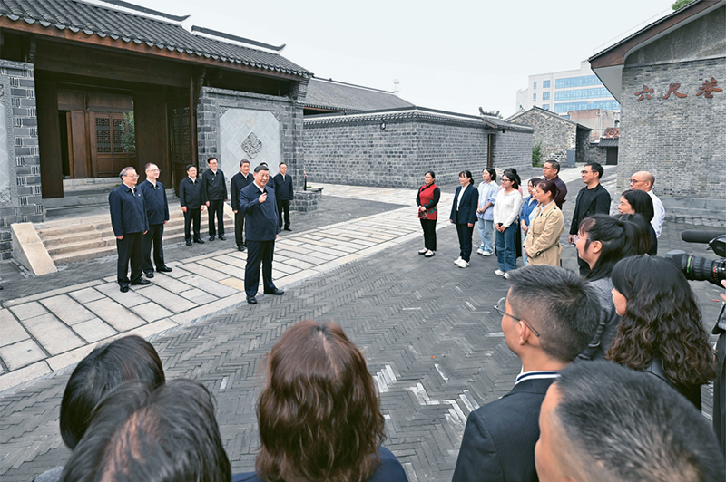 2024年10月17日至18日，中共中央總書記、國(guó)家主席、中央軍委主席習(xí)近平在安徽考察。這是17日下午，習(xí)近平在安慶桐城市六尺巷考察時(shí)，同當(dāng)?shù)鼐用窈陀慰陀H切交流。 新華社記者 申宏/攝