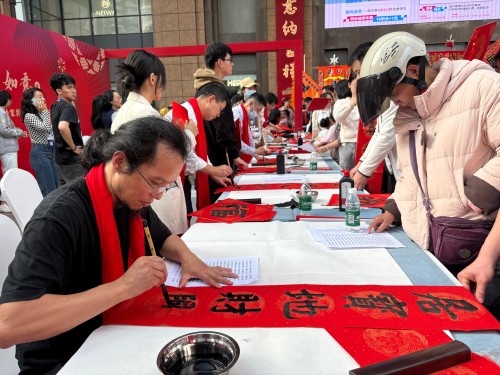 活動現(xiàn)場贈送春聯(lián)和福字。人民網(wǎng) 陳葉欣攝