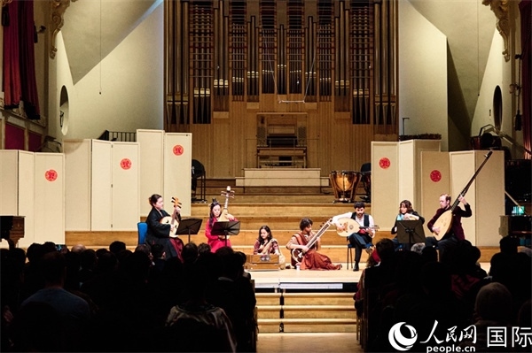 英國(guó)中樂(lè)團(tuán)和倫敦魯特琴樂(lè)團(tuán)演奏《絲綢之韻》。楊浩鵬攝