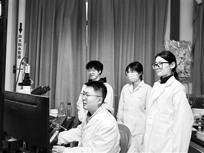 西安交通大學(xué)教授王昌河團(tuán)隊(duì)在進(jìn)行多巴胺分泌電化學(xué)檢測(cè)。受訪者供圖