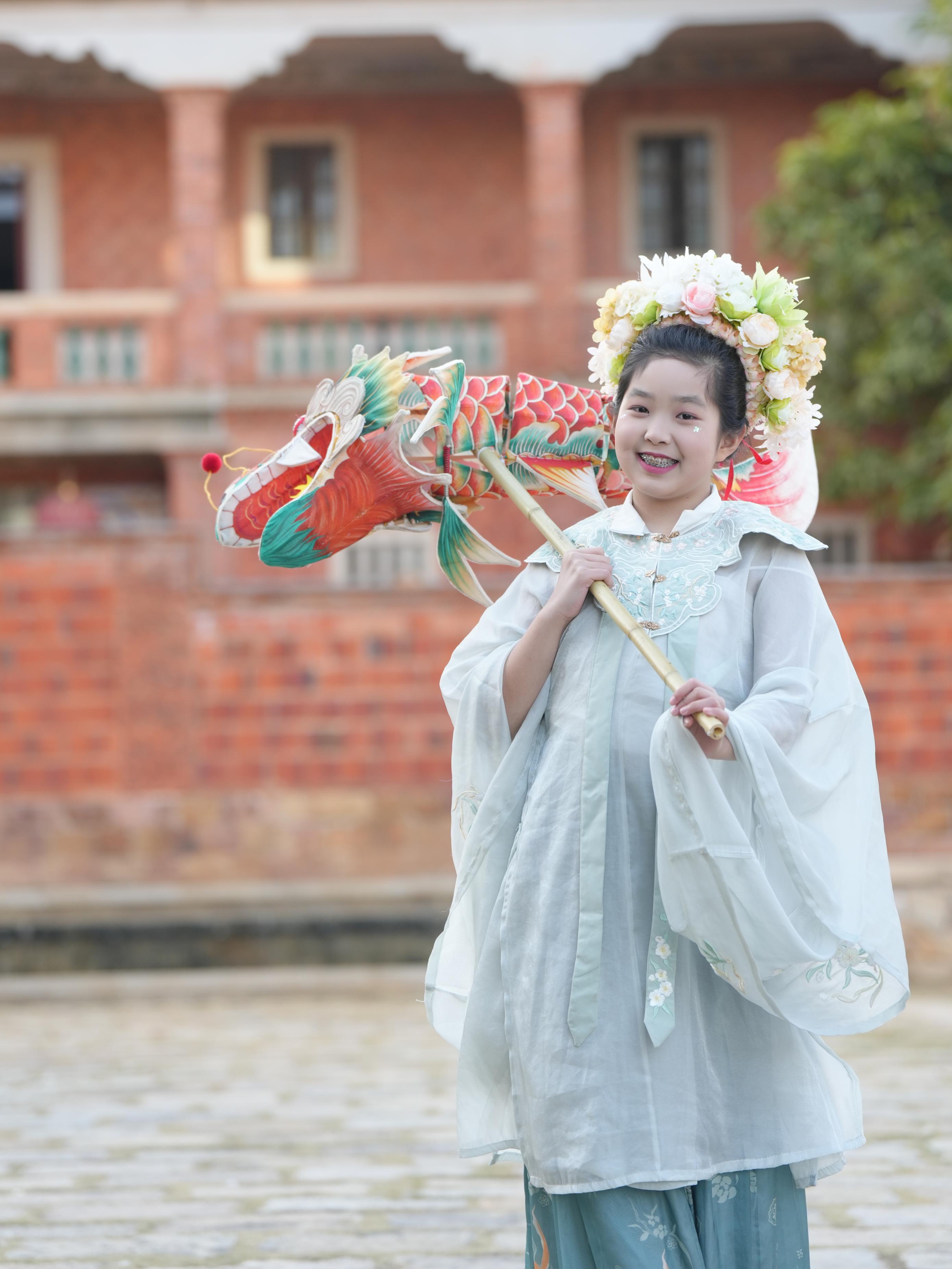 在泉州，沈女士為女兒拍下頭戴簪花的照片。受訪者供圖