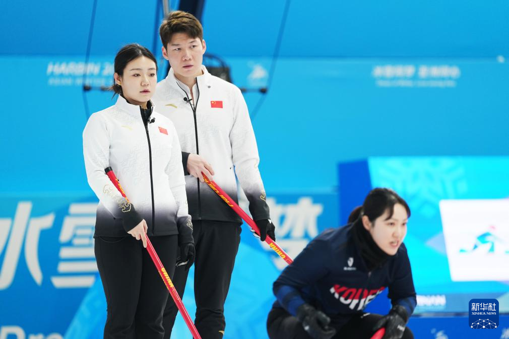 2月6日，中國隊選手王智宇（中）、韓雨（左）在比賽中。新華社記者 王松 攝