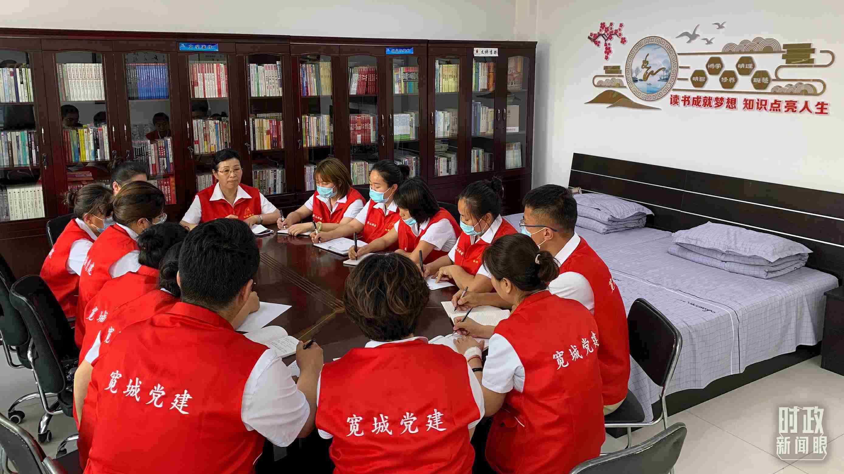 △吉林長(zhǎng)春，長(zhǎng)山花園社區(qū)黨建討論會(huì)。（總臺(tái)央視記者趙化拍攝）