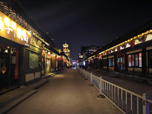 道歉公告發(fā)布后，夜晚10時的古城。人民網(wǎng)記者 黃鈺攝