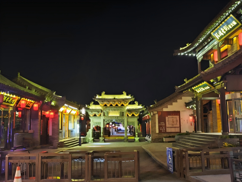 道歉公告發(fā)布后，凌晨5時的古城。人民網(wǎng)記者 黃鈺攝