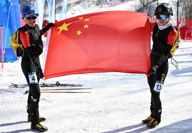 2月9日，中國隊選手次旦玉珍（左）與隊友于婧萱慶祝勝利。新華社記者 謝劍飛攝