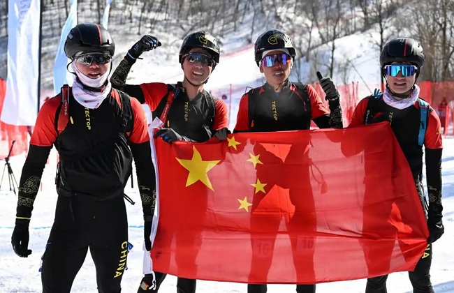 2月9日，包攬滑雪登山男子短距離前四名的中國隊選手賽后慶祝。新華社記者 謝劍飛攝