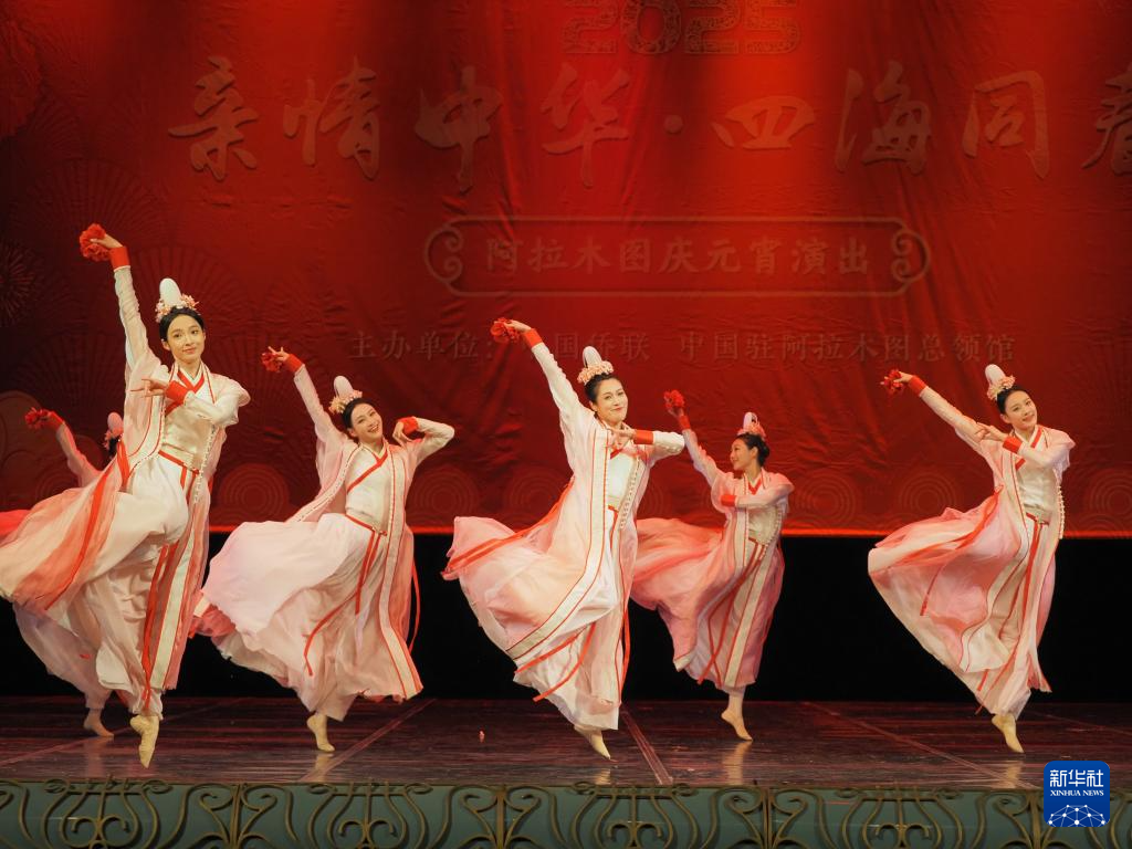 2月11日，在哈薩克斯坦阿拉木圖的阿拜國(guó)家歌劇和芭蕾舞劇院，中國(guó)演員表演舞蹈《元日霓裳》。新華社記者 趙宇 攝