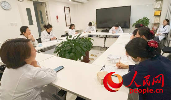 交班會(huì)上，海淀醫(yī)院安寧療護(hù)團(tuán)隊(duì)討論患者和家屬需求。人民網(wǎng)記者 金慧慧攝