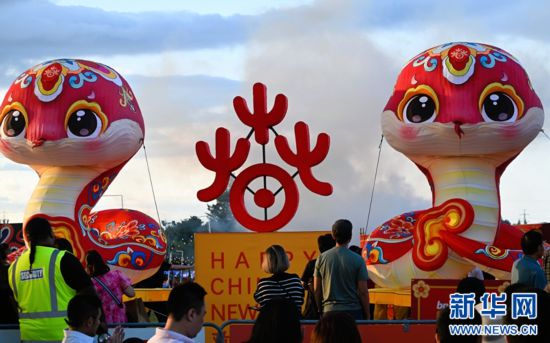 圖為游客在2025年奧克蘭元宵燈節(jié)游覽。（圖片由奧克蘭中國文化中心提供）