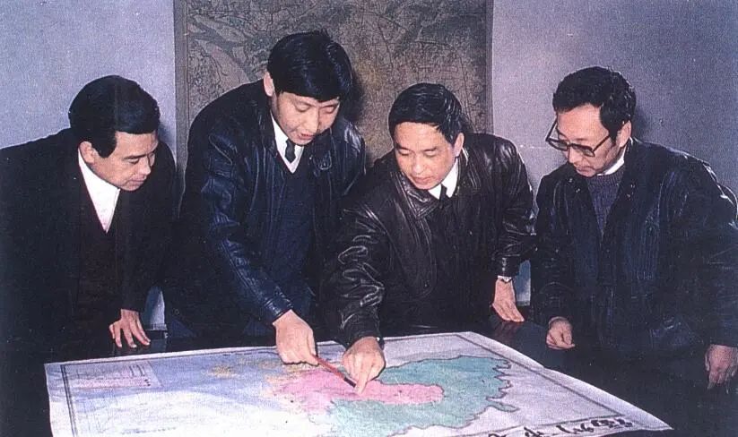 1991年12月，習近平與同事討論福州市戰(zhàn)略規(guī)劃設想。（圖源：《習近平在福州》）