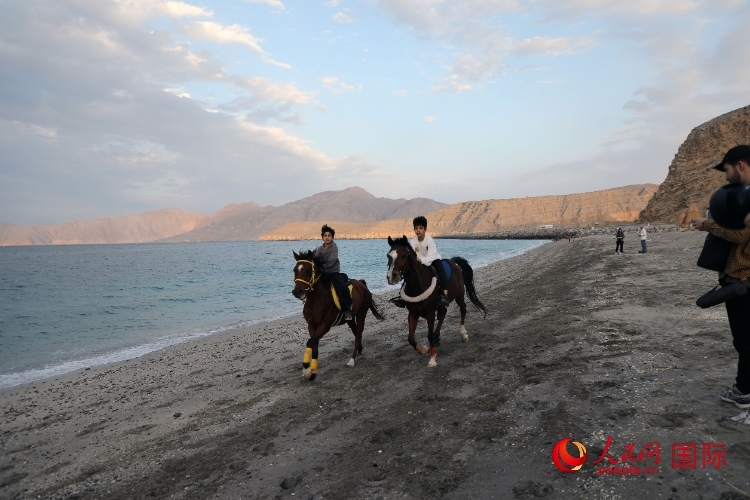 圖為游客在穆桑代姆一處海灘公園休閑玩耍。人民網(wǎng)記者 沈小曉攝