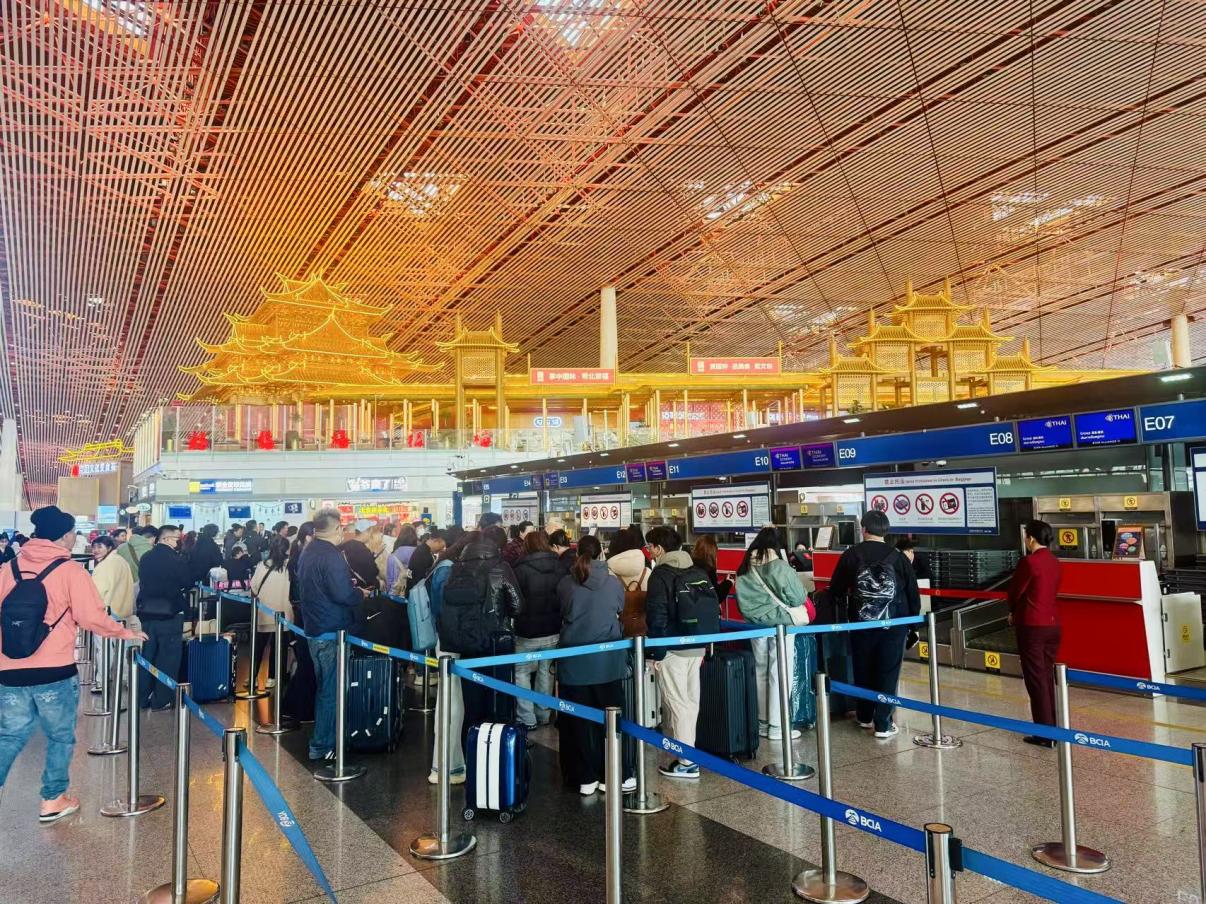 旅客在首都機(jī)場(chǎng)值機(jī)柜臺(tái)辦理乘機(jī)手續(xù)。人民網(wǎng)記者 喬雪峰攝