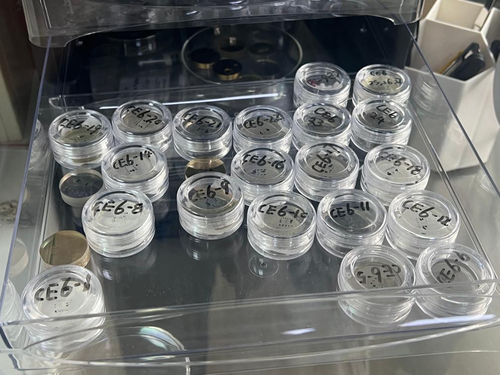 包含嫦娥六號樣品的樹脂靶。新華社記者 溫競華 攝