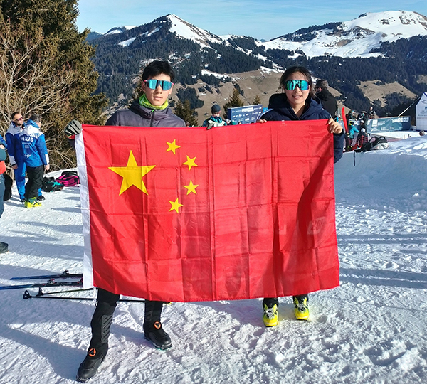 U18垂直競(jìng)速男子冠軍貢松郎（左）加和女子冠軍普姆阿尼賽后舉國(guó)旗慶祝。中國(guó)滑雪登山隊(duì)供圖