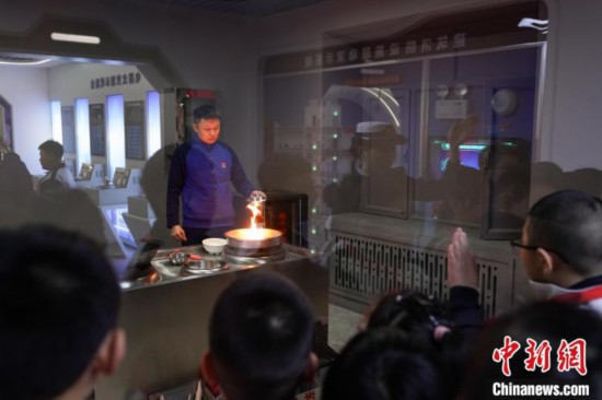 圖為學生們參觀道里區(qū)消防救援大隊消防科普體驗館內火場真實體驗演示區(qū)。中新社記者 趙宇航 攝