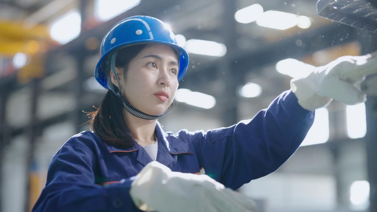 老中鐵路有限公司萬(wàn)象運(yùn)營(yíng)管理中心機(jī)輛車(chē)間希達(dá)在工作中。老中鐵路有限公司供圖