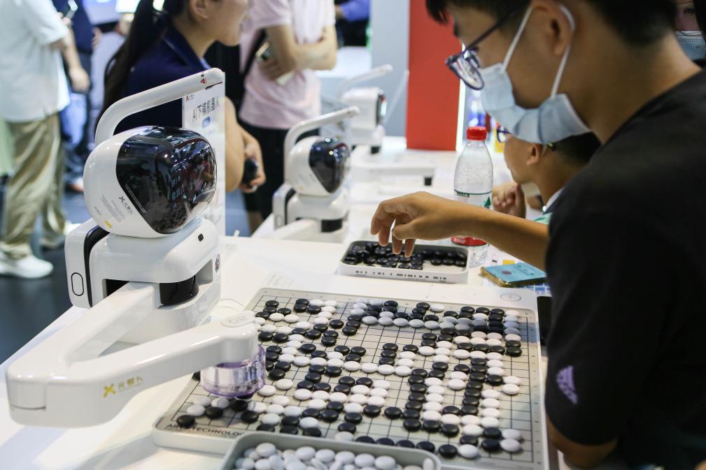 2023年7月7日，元蘿卜AI下棋機器人與觀眾對弈。2023年7月6日至8日，2023世界人工智能大會在上海舉行。新華社記者 辛夢晨 攝