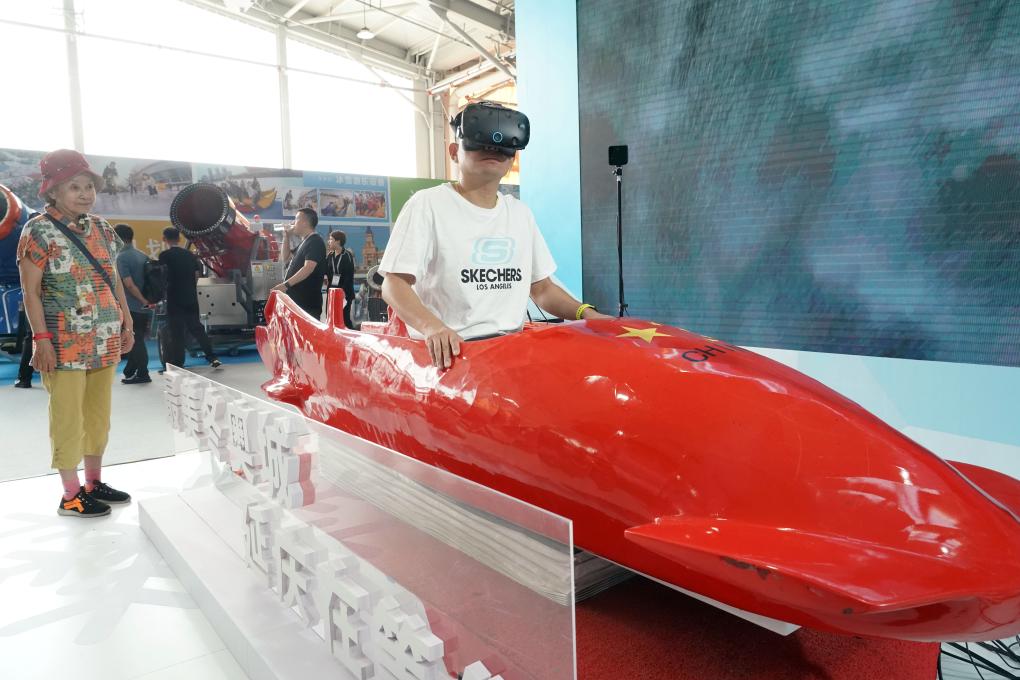 2023年9月15日，觀眾在2023國際冬季運動（北京）博覽會現(xiàn)場通過VR設備體驗雪車。新華社記者 任超 攝