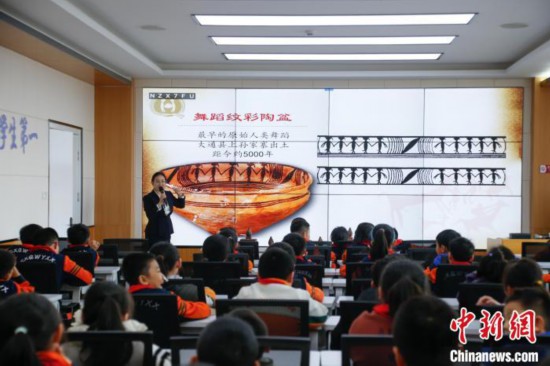 圖為學(xué)生在“國寶音樂會(huì)”社教課中了解舞蹈紋彩陶盆。中新社記者 馬銘言 攝