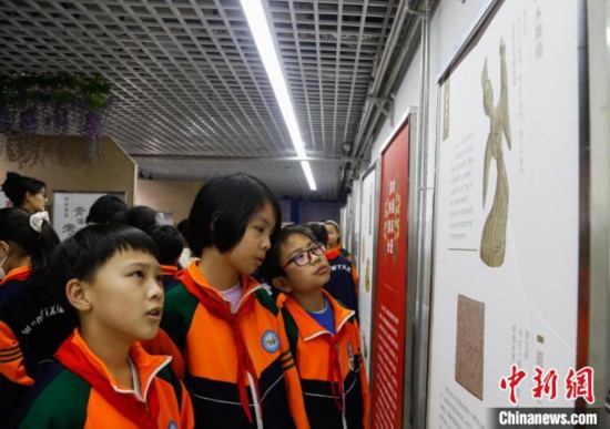 圖為學(xué)生參觀青海省博物館“1+3”主題流動(dòng)展覽，了解木舞俑。中新社記者 馬銘言 攝