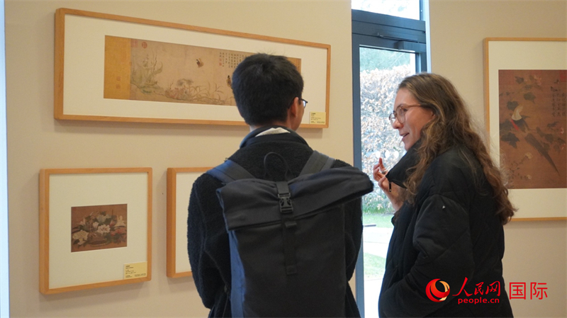 劍橋大學(xué)學(xué)者參觀宋畫特展。人民網(wǎng) 徐量攝