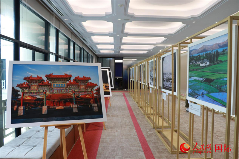 “遇見”攝影展現(xiàn)場。朱瀟逸攝