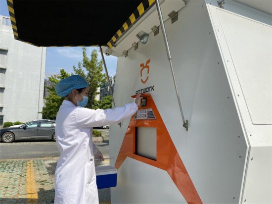 醫(yī)院接收無人機(jī)送來的醫(yī)療樣本。受訪者供圖