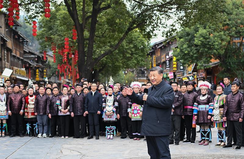 △今年3月17日，在貴州肇興侗寨考察時，習近平總書記同村民們親切交流。