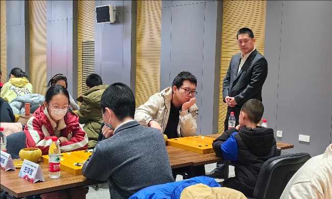 常昊觀(guān)戰(zhàn)年輕棋手們比賽。人民網(wǎng)記者 李乃妍攝