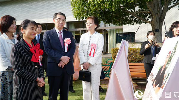 共同觀看女性成就圖片展。人民網 蔣曉辰攝
