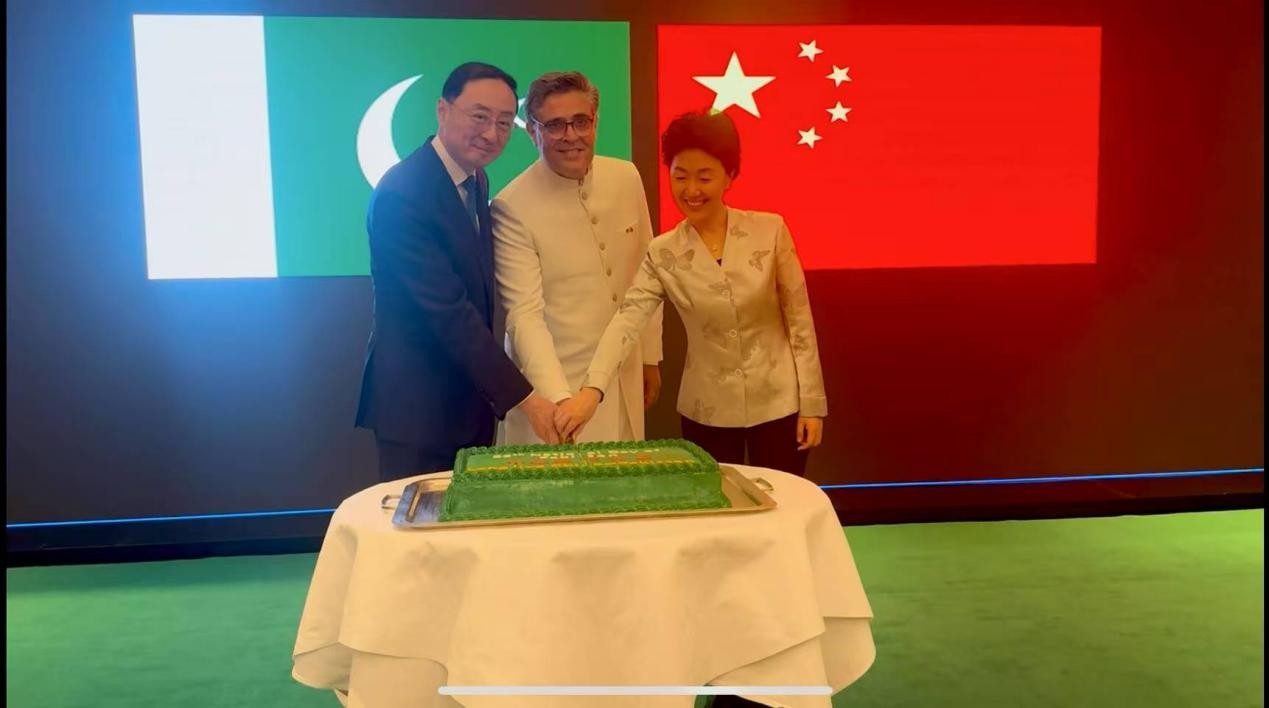外交部副部長孫衛(wèi)東（左）、巴基斯坦駐華大使卡里爾·哈什米（中）、中聯(lián)部副部長孫海燕（右）共切蛋糕。巴基斯坦駐華大使館供圖