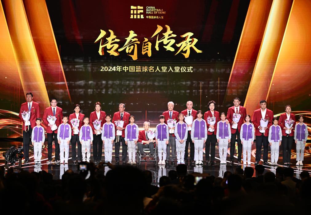 3月23日，在場(chǎng)的各屆中國(guó)籃球名人堂入堂人物在入堂儀式上合影留念。新華社記者 陳鐘昊 攝