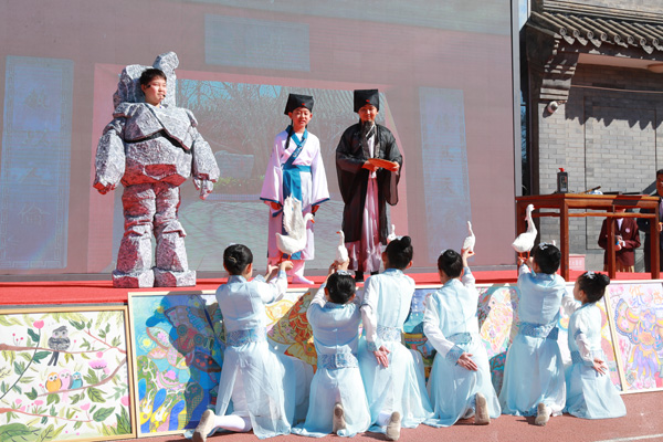 展覽開(kāi)幕式上，府學(xué)學(xué)子上演情景劇《鵝池》。府學(xué)胡同小學(xué)供圖