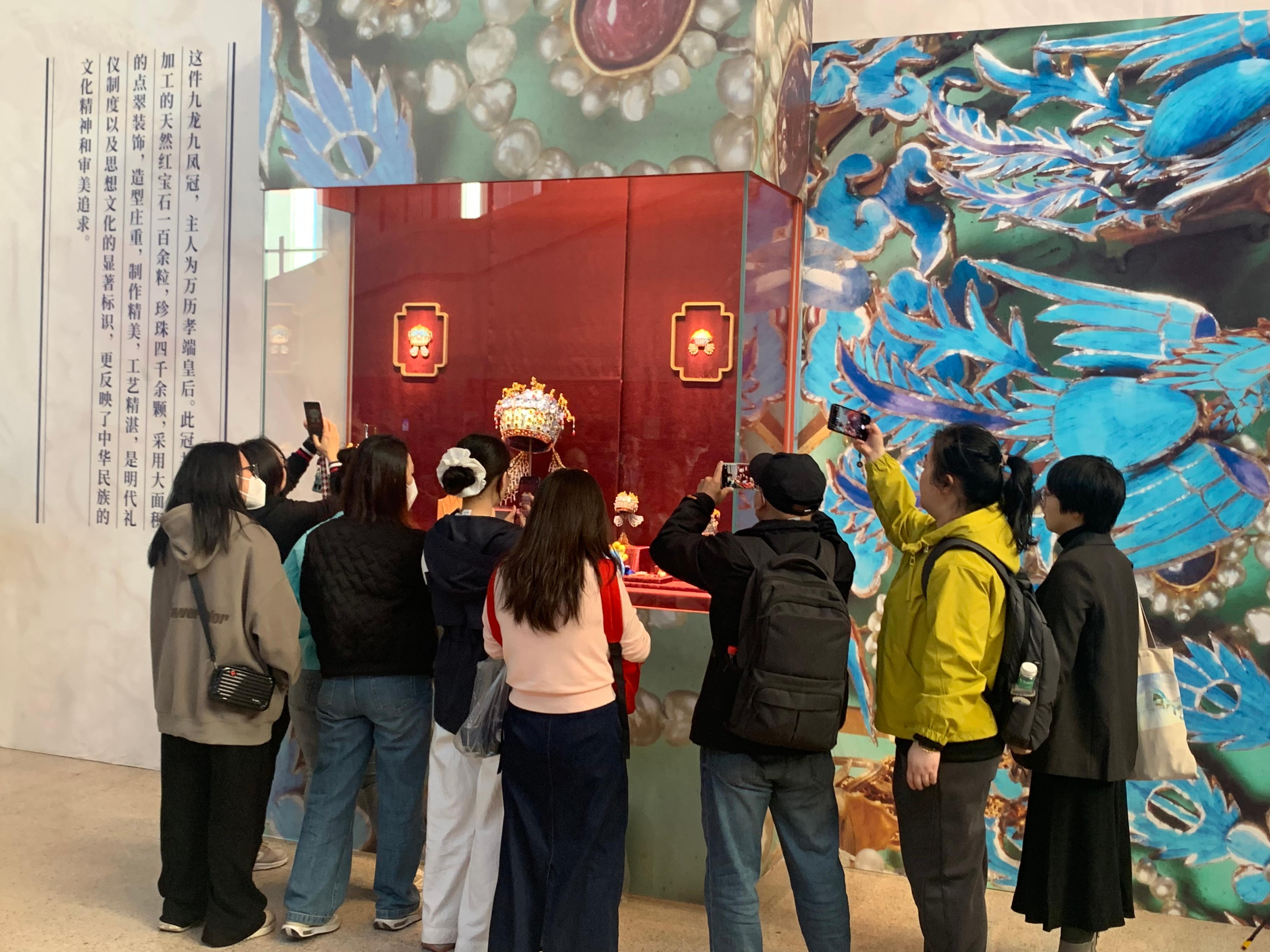 觀眾參觀國博鳳冠系列文創(chuàng)產(chǎn)品。人民網(wǎng)記者 劉穎穎攝