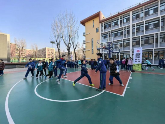 北京師范大學(xué)實(shí)驗(yàn)小學(xué)開(kāi)展跳繩比賽。