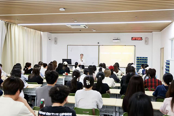 深圳職業(yè)技術(shù)大學(xué)黨委副書記、校長(zhǎng)許建領(lǐng)為學(xué)生授課。學(xué)校供圖