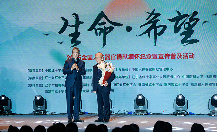 中國紅十字會副會長白巖松在現(xiàn)場采訪“人民英雄”張定宇教授。主辦方供圖