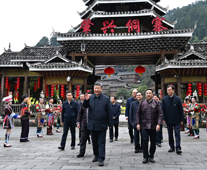 △3月17日下午，習(xí)近平總書記在貴州黔東南州黎平縣肇興侗寨考察時(shí)，在寨門口向身著民族盛裝歡迎的村民揮手致意。