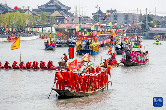 ?4月4日，選手在參加茅山會(huì)船盛會(huì) 。?新華社發(fā)（楊玉崗 攝）