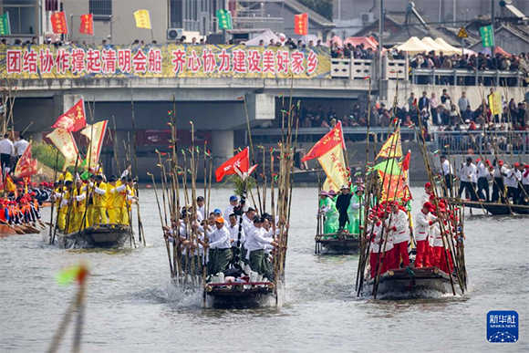 ?4月4日，選手在參加茅山會(huì)船盛會(huì)。新華社發(fā)（湯德宏 攝）