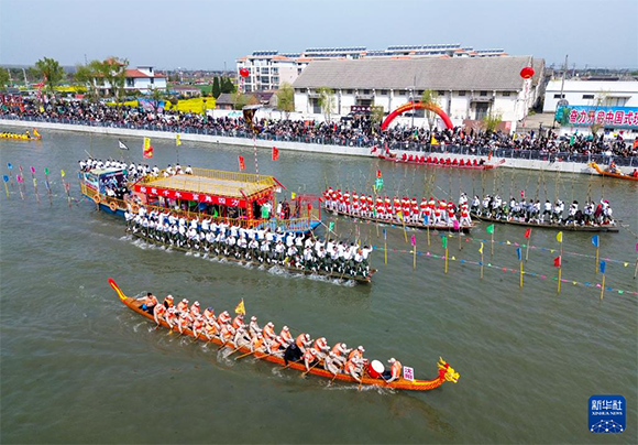 4月4日， 選手在參加茅山會(huì)船盛會(huì)（無(wú)人機(jī)照片）。新華社發(fā)（顧繼紅 攝）