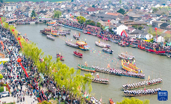 4月4日，選手在參加茅山會(huì)船盛會(huì)（無(wú)人機(jī)照片）。?新華社發(fā)（周社根 攝）