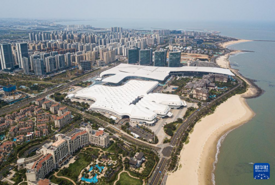 這是4月4日拍攝的第五屆中國國際消費品博覽會主會場海南國際會展中心（無人機(jī)照片）。